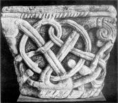 Капітель із зображенням плетінки