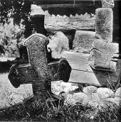 [1970 р.] Хрест і фрагмент зрубу