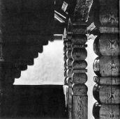 [1970 р.] Різьблені стовпи галереї