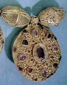 Медальйон з орнаментом