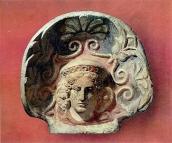 Антефікс у вигляді голови менади