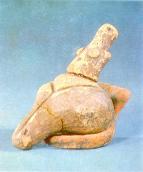 Статуетка жінки на троні