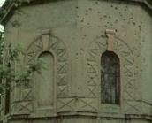 Стіна вівтаря зі слідами куль