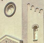 Скульптури на фасаді