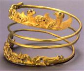 Спіральна шийна прикраса