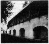 Оборонний мур з реставрованою бойовою…