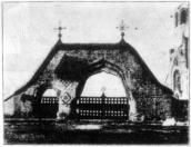 1907 р. Ворота церковної садиби. Фото