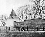 1998 р. Оборонна вежака і фрагмент мурів