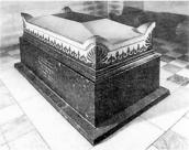 Символічний саркофаг кн.Юрія Долгорукого