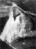 Фонтан у парку