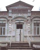 Центральна частина головного фасаду