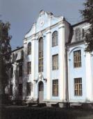 Центральна частина головного фасаду