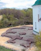 Викладка плану втраченої частини храму