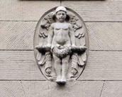 Рельєф на фасаді (хлопець)