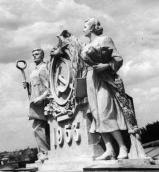 1950-і рр. Скульптурна група на фронтоні