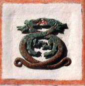 Барельєф з двома драконами