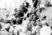 Мал. 16. Натовп людей, які прийшли…