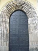 Двері й рельєфне обрамлення