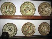 Полив’яний посуд на полицях