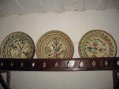 Полив’яний посуд на миснику