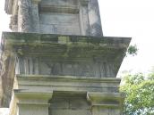 Східний бік напису – «vita»