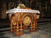 Аналой перед вівтарем