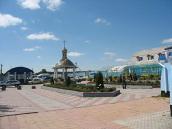 Площадка з ківорієм перед церквою