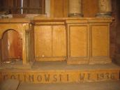 Права частина цоколя вівтаря