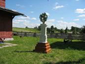 Хрест біля церкви