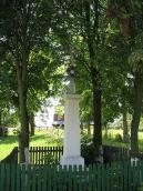 Надгробний (?) хрест біля церкви