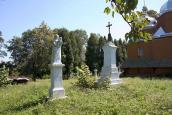 Надгробки біля церкви