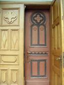 Різьблені двері