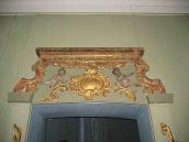 Рельєфрний фронтон над дверима