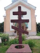 2012 р. Хрест на тлі церкви