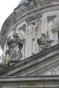 Скульптури на фронтоні