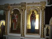 Ікони св. Миколи і Богородиці ліворуч…