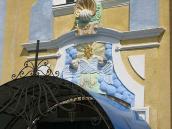 Фронтон над входом