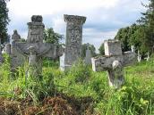 2011 р. Два надгробки із розп’яттями