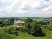 2011 р. Будинок плебанії на тлі каплиці