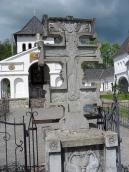 2010 р. 7-кінцевий хрест на тлі каплиці