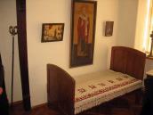 Куток з ліжком та іконами