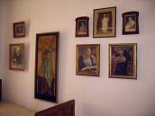 Ікона та портрети над ліжком