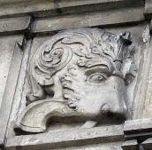 Метопа із гербовим знаком