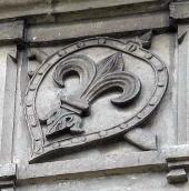 Метопа із гербовим знаком (3)