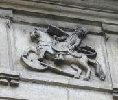 Метопа із гербовим знаком «Погоня»