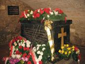 Меморіальна дошка та гробівець