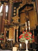 Розп’яття у вівтарі