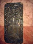 Меморіальна дошка похованим у костелі