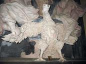 Орел із гербовим щитом