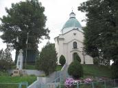 Пам’ятник, дзвіниця та церква